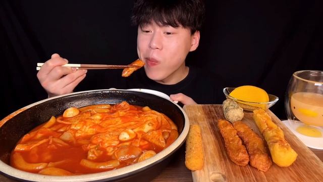 SUB) 응급실 국물떡볶이에 치즈 두번 추가 먹방 ASMR 응떡에 치즈추가는 필수😁 부드러운 치즈떡볶이와 바삭바삭 튀김들(김말이, 오징어튀김, 고구마치즈스틱, 오뎅튀김) смотреть онлайн