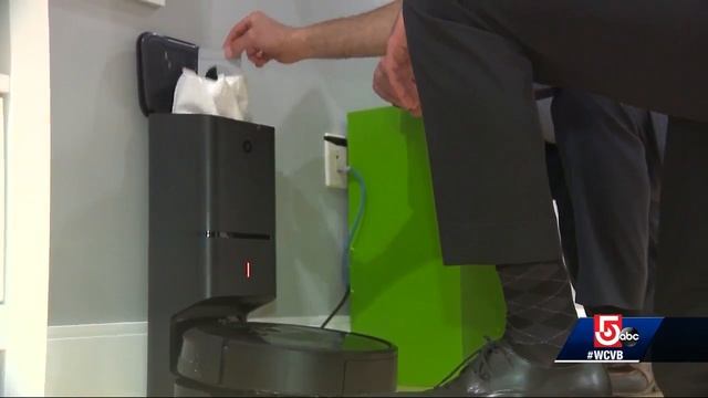 iRobot shows off robotic vacuums of the future смотреть онлайн