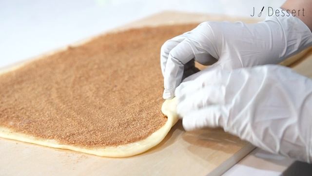 손반죽 / 시나몬롤 빵을 와플기계에 누르면 생기는 일 Cinnamon Roll Bread Waffles :: 지니 Jiny смотреть онлайн