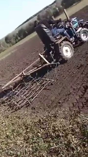 Самодельный минитрактор. Переделка из тяжелого дизельного мотоблока ProRab. Испытание бороны. смотреть онлайн