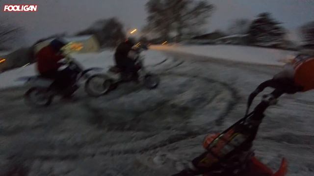 Pit Bikes Ride the Snowy Streets смотреть онлайн