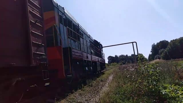 Приветливый Тепловоз ЧМЭ3-3740 с 8 крытыми вагонами следует по перегону Ворсма-Металлист смотреть онлайн