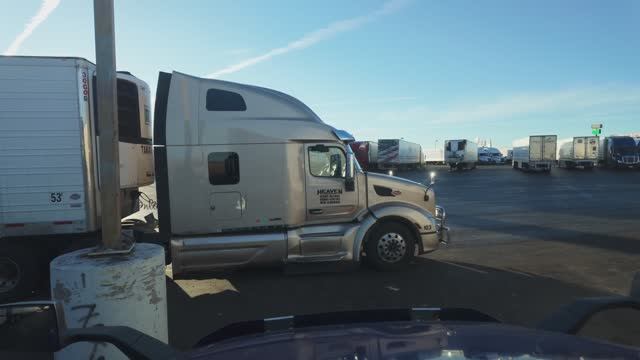 Утро дальнобойщика Пустыня, дорога, свобода и борьба за каждую милю 🚛🌅 смотреть онлайн