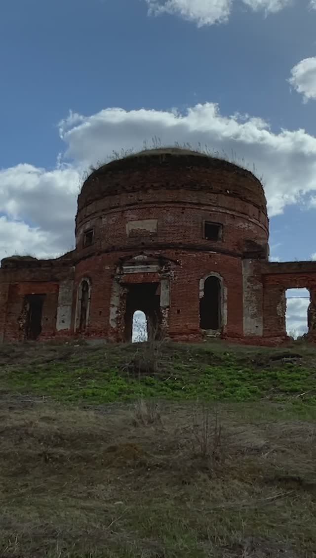 Заброшенная церковь рядом с дорогой... Липецкая область #shorts #липецкаяобласть #заброшка смотреть онлайн