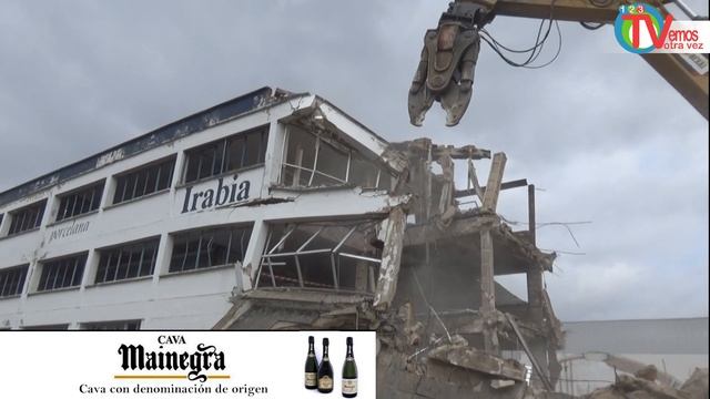 La vieja fábrica de Superser se reduce a escombros, junto al Parque Central Bomberos de Navarra смотреть онлайн