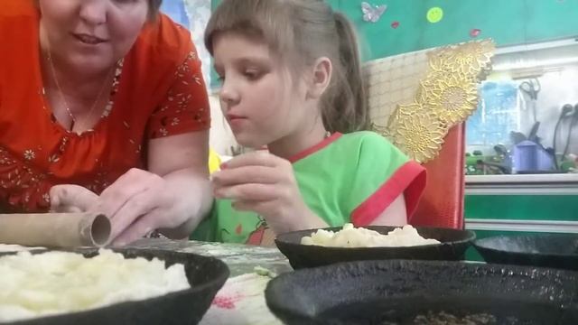 На улице дождь. А мы печем калитки и ягодники 😋😋😋 смотреть онлайн