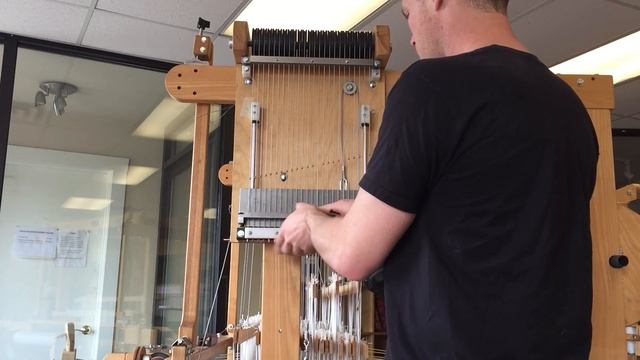 Raising heddles (for threading) on Negative Dobby loom смотреть онлайн