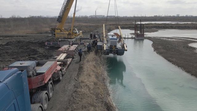 Спуск земснаряда-амфибии ЯРП-600 "Лангуст" на воду краном. смотреть онлайн
