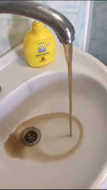 Коричневая, похожая на грязь, вода течет из кранов жителей города Цимлянска