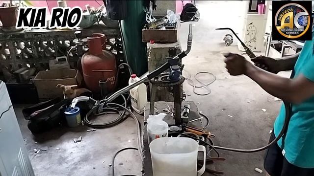 KIA RIO/HOW TO REPLACE AIRCON SUCTION HOSE смотреть онлайн