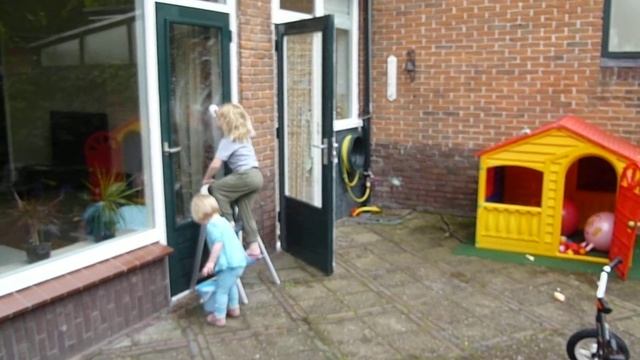 Clara and Mia Cleaning смотреть онлайн