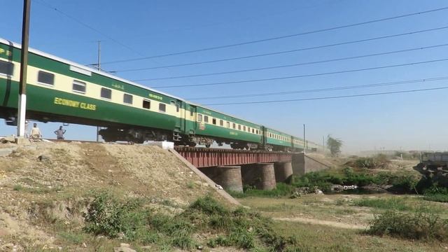 95 Kmph ZCU-30 6312 | خیبر میل ایکسپریس کا جلوہ | Khyber Mail Exp Flying Through On Roi Nala Bridg смотреть онлайн
