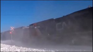 Поезд по снегу. Берегись снежного поезда!