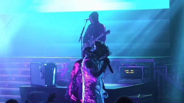Empire of the Sun "I'll Be Around" live at Pacific Amphitheater. 7/13/16 смотреть онлайн