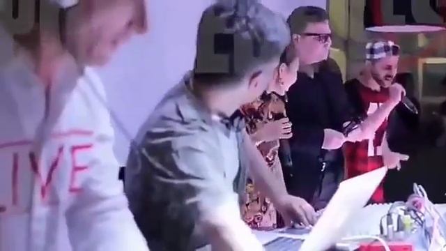 Бачаи Точик Дар США Хамаро Хайрон Кард Бо Овозаш Чаки Чаки Борони Бахор Хатман бинед Шери нара смотреть онлайн