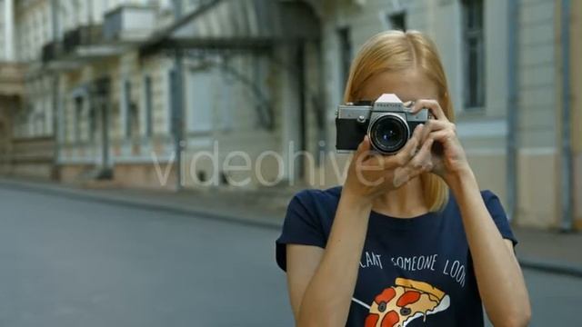 Young Girl Shooting on a Retro Camera 02 смотреть онлайн
