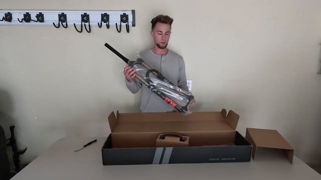 Fox 36 FLOAT Grip 2 Boost Mountain Bike Fork Unboxing and Weight смотреть онлайн