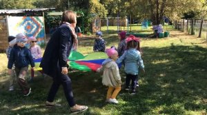 Музыкальная игра с парашютом  «Карусель»