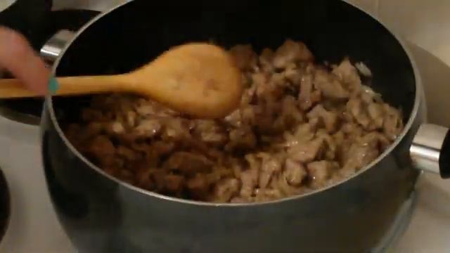 Гуляш из свинины с подливкой