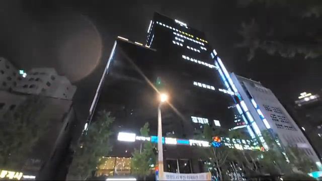 2023 4 14 비오는 날 문화로 거리Вечером в дождливый день, улица Сонгми-ро, Пусан смотреть онлайн