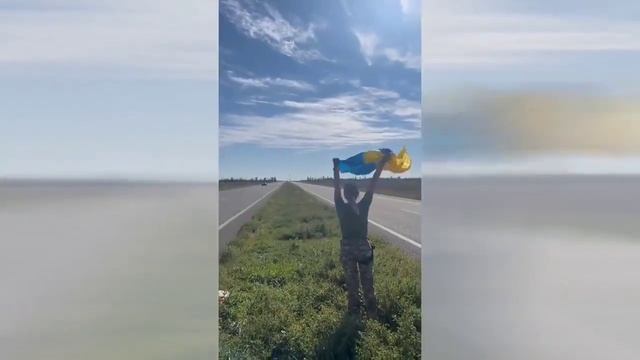 A pair of Ukrainian Su-25 casually flying at low altitude above a highway смотреть онлайн