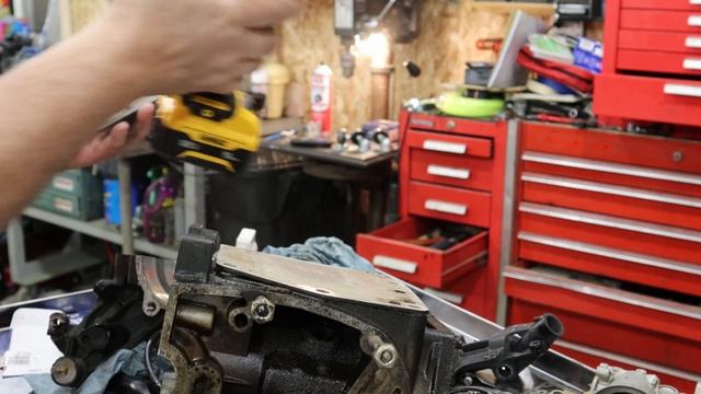 1975 Mercury 20hp gets more attention Plus we tear down a 1979 to see what went wrong. смотреть онлайн