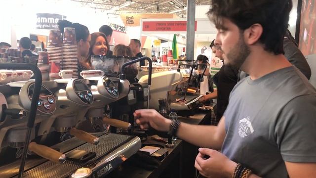 The amazing new Faema E71E espresso machine! смотреть онлайн