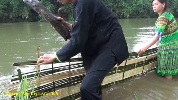 Primitive Life: Smart Couple Builds Trap To Catch Big Catfish - Survival Skills To Find Fish