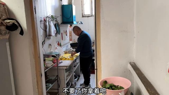 媳妇真是个婆家贼，回家前挺着肚子啥都往车里装，老公拉都拉不住 смотреть онлайн