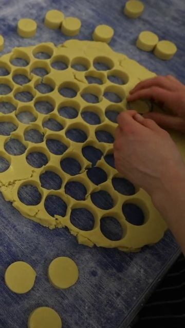 700 Shortbreads in one go? | Production bakery stories смотреть онлайн