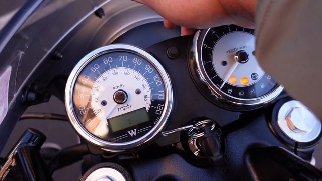 2020 Kawasaki W800 Cafe Clock Adjustment смотреть онлайн