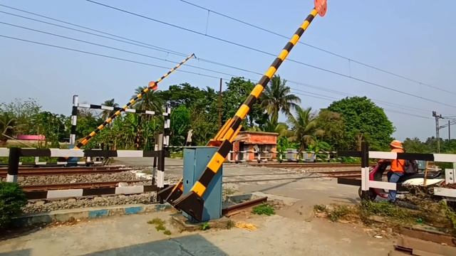 Super Speedy Cat Face ICF Emu Local Train Dangerous & Furious Moving Through Out Railgate смотреть онлайн