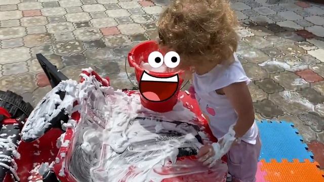 Мишель играет во дворе с папой, моет свои детские машинки, покупаем новую игрушку смотреть онлайн