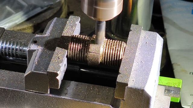 Фрезеровка латунной детали фрезой по дереву на сверлильном станке ALLSOME BG 516809