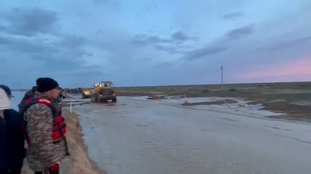 Вскрыта дамба на 71 км трассы Атырау-Уральск для пропуска воды смотреть онлайн