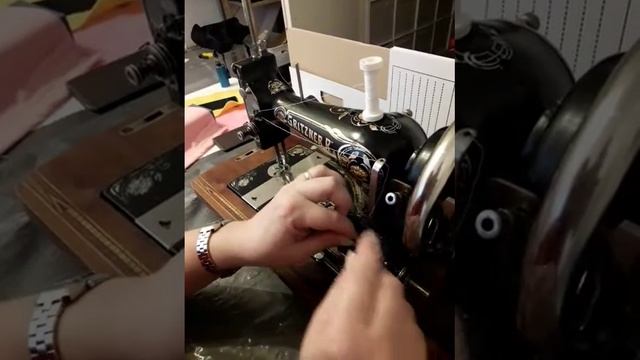 sewing machine Gritzner- how to thread the bobbin смотреть онлайн