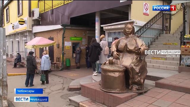 Чебоксарцы решили оставить бронзовую бабушку с семечками у Центрального рынка смотреть онлайн