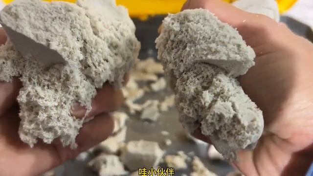 麦克思看见弟弟在玩伦堡沙，自己也在玩具店买了一盒，太过瘾了。 смотреть онлайн