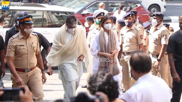 Amitabh Bachchan with daughter Shweta Nanda arrives at Lata Mangeshkar's house to pay respects смотреть онлайн