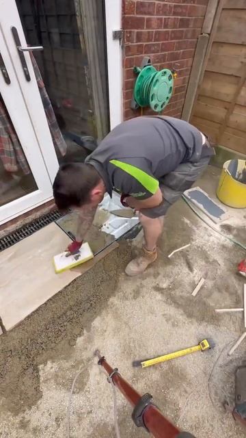 Installing a recessed grid using Indian stone #landscaping #garden #subscribe #shortswithcamilla смотреть онлайн