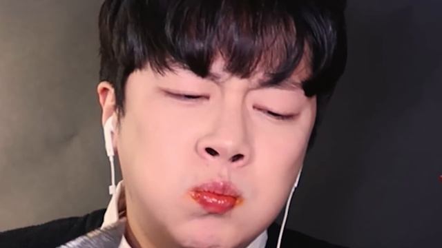 와..꿀조합★ 육회에 비빔면 먹방 ❤️ 왕새우튀김 Yukhoe & Bibimyeon MUKBANG ASMR смотреть онлайн