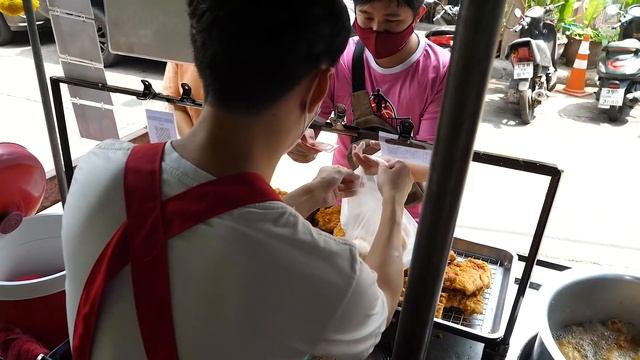 방콕의 대박 오믈릿부터 초대형 치킨까지 태국길거리음식 - Popular Egg Omelette and Char-grilled Chicken - Thai Street Food смотреть онлайн