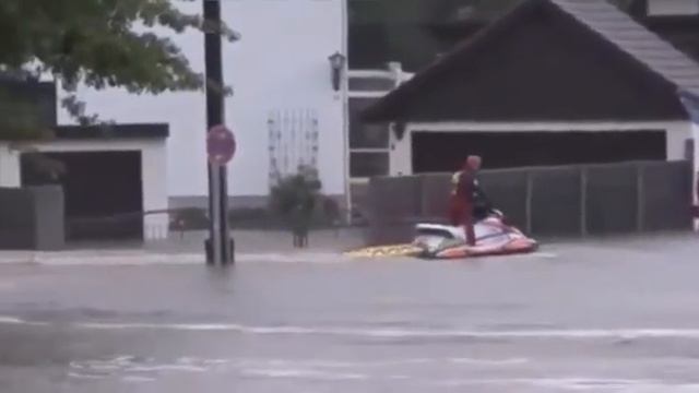Disaster in Germany: flood destroyed a dam, 48 thousand cars under water смотреть онлайн