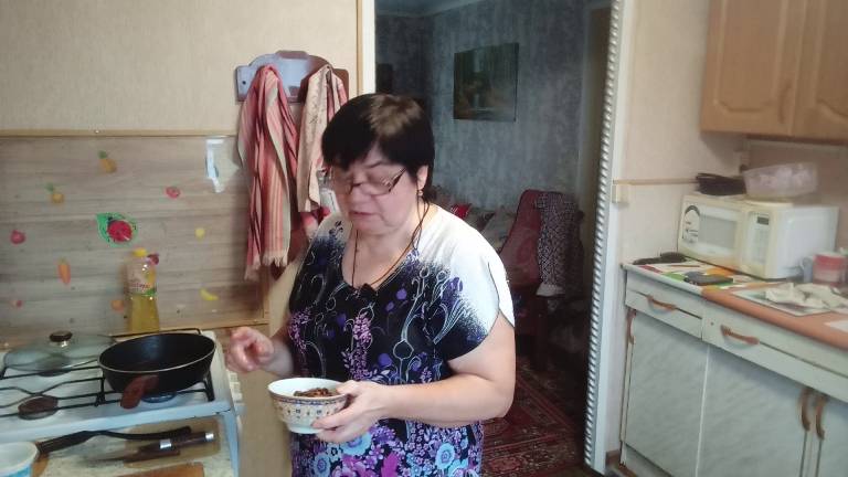 На пенсии в деревне - На завтрак яйца. Приготовила ужин. Муж ремонтирует смеситель смотреть онлайн