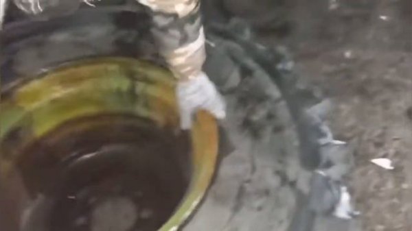 ломаем колесо от комбайна