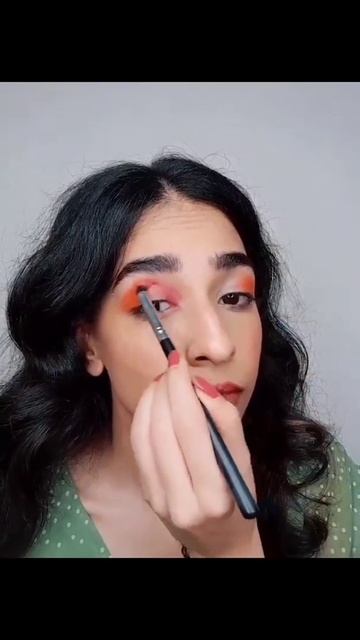 Neon Makeup ft. Neha Menghwani #Shorts - Myntra смотреть онлайн