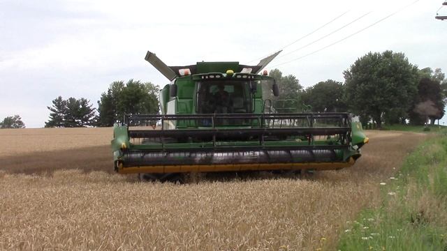 John Deere S660 Combine Starting in a Field of Wheat смотреть онлайн
