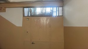 🔥САМЫЙ СТАРЫЙ В ВОЛГОГРАДЕ! Распашной лифт НЗСМ 1968 г. в. по адресу: Улица Мира, 18. Подъезд №1.