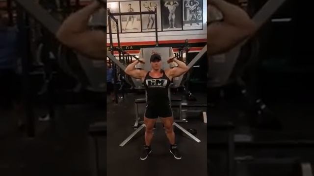 Female Bodybuilder Helle Trevino exercising her biceps смотреть онлайн