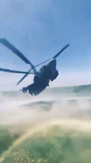 Helicopter Alligator almost touched the water смотреть онлайн